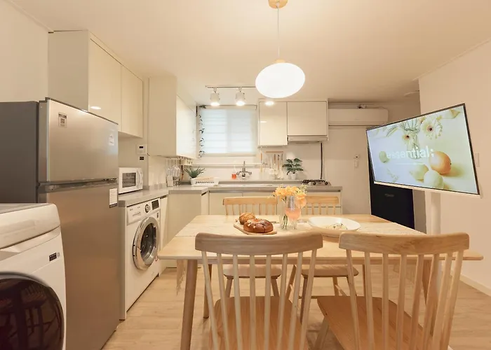 Apartment #ddp #dongdaemun #historyculturepark #dongmyo #jongno #gwangjangmarket #gyeongbokgungpalace #namsan #euljiro #noelevator Seoul